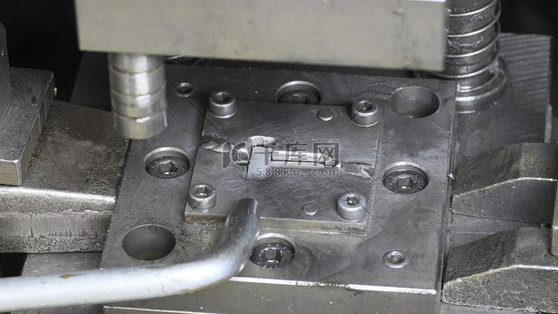 精密级进模：揭秘其核心工艺与选型要点